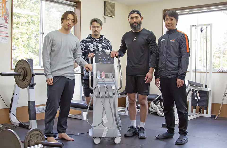 From left: Players Maito Omuku, Kento Suzuki, Shun Sakata and trainer Kentarou Matsuda.