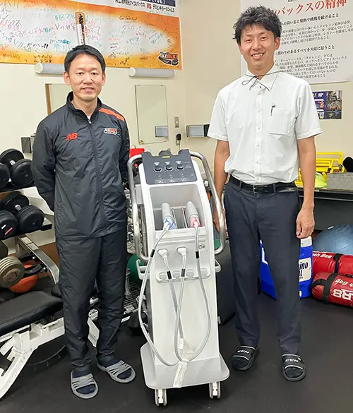 (Left) Yoshinori Iimura, General Manager of Nikko Icebucks (Right) ITO Sports Project member