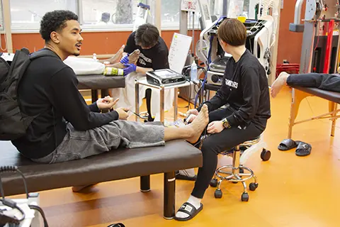 photo: the Player treated with the Physical therapy equipment.