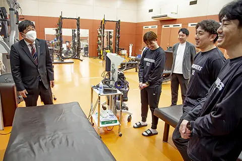 photo: the Player treated with the Physical therapy equipment.