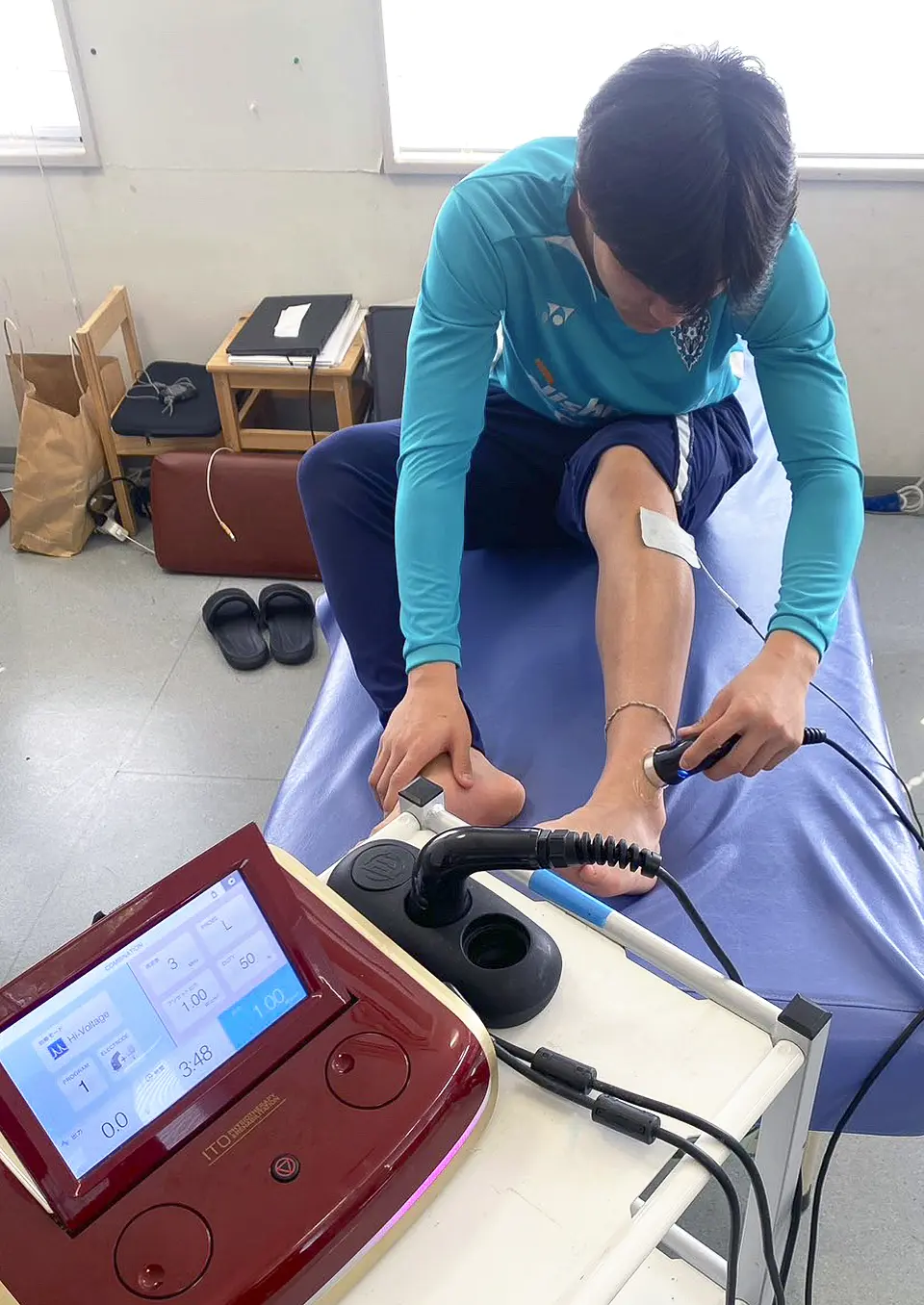 photo: the player treated with the physiotherapy device