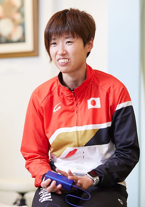 Yuka Takamatsu, holding RUCOE RUN in his hand, answers an interview.