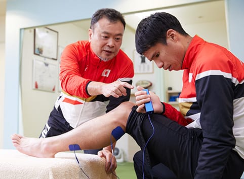 Trainer Tameyasu Maeda instructing how to use the RUCOE RUN.