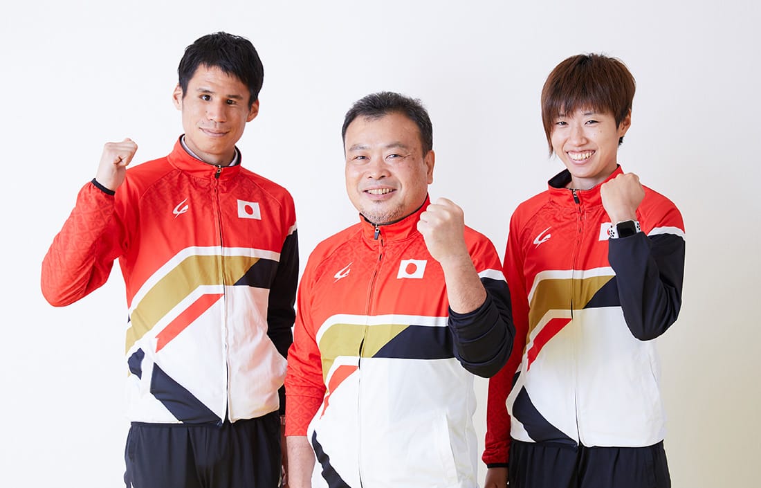 From left to right: Tadashi Horikoshi, trainer Tamayasu Maeda, and Yukei Takamatsu.
