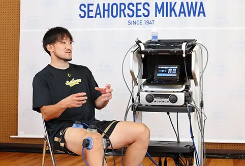 Professional basketball player Shinsuke Kashiwagi has been using physio therapy device