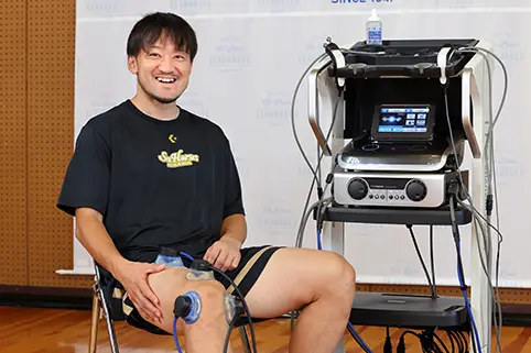 Professional basketball player Shinsuke Kashiwagi has been using physio therapy device