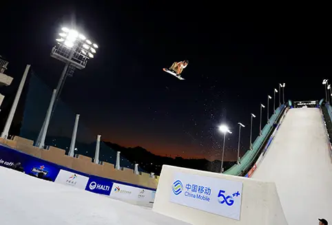Miyabi Onitsuka, Competing in a snowboarding tournament.